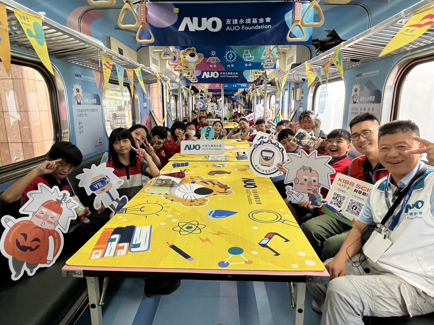 pg电子永續基金會參與「臺灣科普環島列車」，設計基礎科學車廂課程，以「淨零碳排和永續能源」為主題，讓學生透過創意實驗認識淨零知識，以及思考生活中的減碳行為