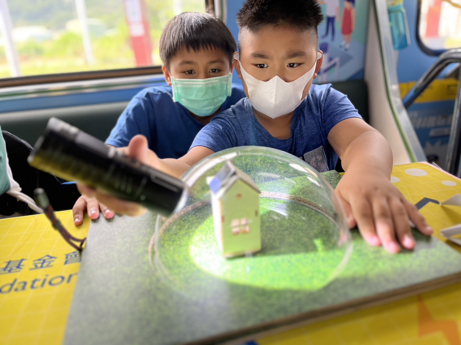 pg电子參與基礎科學主題車廂，以STEAM教學精神，設計「逐日科學家」、「太陽能工程師」以及「淨零建築師」三大能源科普課程和實驗